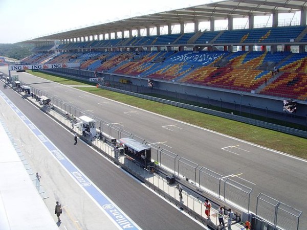 640px-Istanbul_park_front_straight_and_main_grandstand