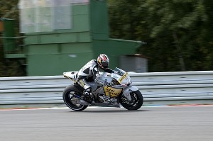 Hiroshi Aoyama refresa a las carreras Hiroshi Aoyama refresa a las carreras