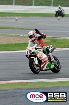 BSB Silverstone 1 Rutter gana una carrera marcada por la lluvia