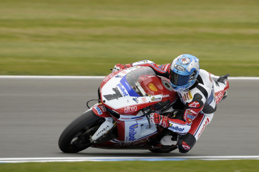 Carlos Checa vence de forma incontestable la segunda carrera de Superbikes en Donington