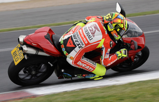 …Y Valentino Rossi rueda en Silverstone con una 1198 de calle