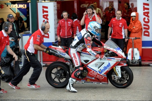 SBK 2011 Misano: Carlos Checa prolonga su racha ganando la primera carrera