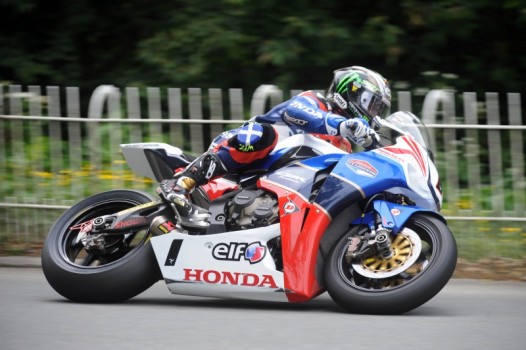 IOMTT 2011 Review: John Mc Guinness venció la carrera de Superbikes