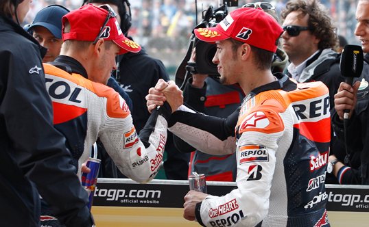 Casey Stoner vence en Silverstone y es nuevo líder de MotoGp