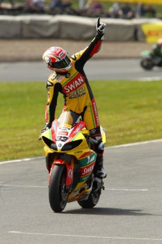 BSB 2011 Knockhill: Tommy Hill arrasa en la primera carrera