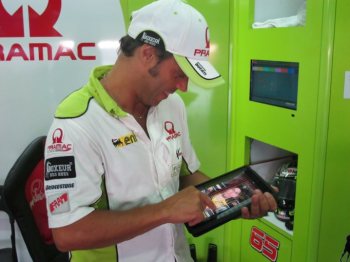 Los pilotos de MotoGp juegan con sus cromos digitales