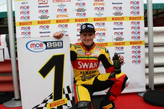 BSB 2012 Thruxton: Pole y dolor de cabeza para Tommy Hill