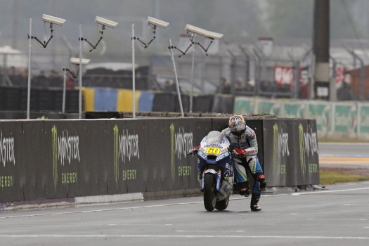 Gran Premio de Francia 2012 Le Mans: Julián Simón entra en meta empujando la moto