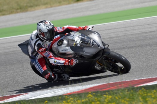 Carlos Checa prueba la Ducati 1199 Panigale
