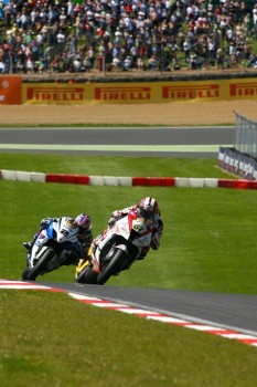 BSB 2012 Brands Hatch GP: Shakey Byrne resiste a Brookes y gana la primera carrera