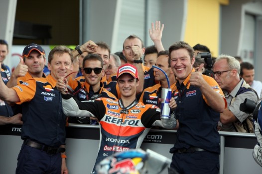 Dani Pedrosa celebra junto a su equipo la victoria en el Gran Premio de Alemania