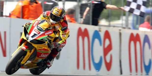 Tommy Hill vence la segunda carrera del BSB en Oulton Park