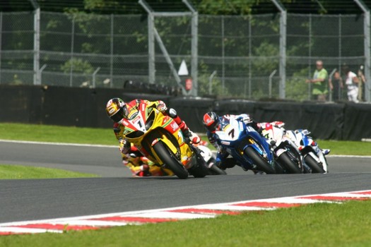 Tommy Hill durante la primera carrera en Oulton Park