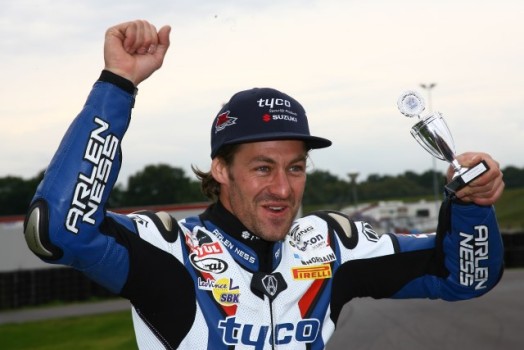 BSB 2012 Assen: Josh Brookes celebra su renovación ganando la primera carrera…¡En minimoto!