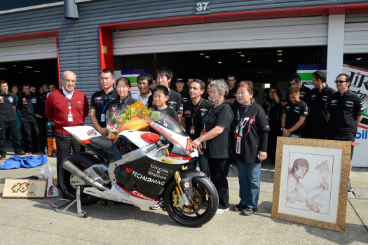 La familia de Shoya Tomizawa recibe una de sus motos como regalo de su equipo