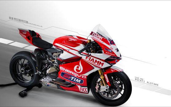 El Team Ducati Alstare muestra la Ducati Panigale con la que competirá en el Campeonato del Mundo de Superbikes
