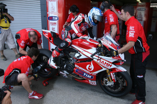 Carlos Checa abandona el hospital de Melbourne