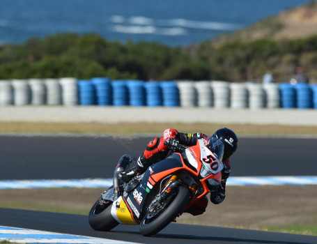 WSBK Phillip Island Carrera 1: Sylvain Guintoli lidera el festival de Aprilia