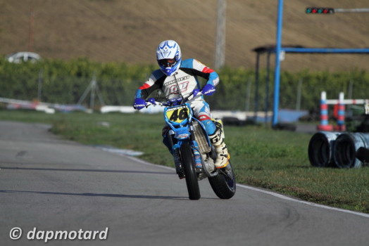 Galería de imágenes de la primera carrera del Campeonato de España de Supermotard en Alcalá del Río, Sevilla – Parte 2