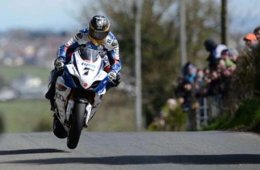 Michael Dunlop hace doblete en la Cookstown 100. Guy Martin gana en Supersport