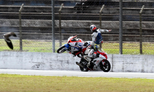 Espectacular accidente en la carrera de GP600 en el Campeonato de Brasil