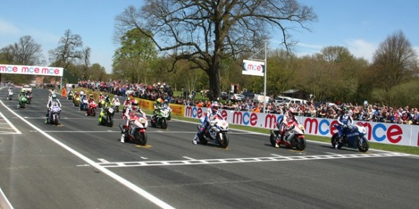 BSB 2013 Oulton Park: Alex Lowes vence la primera carrera