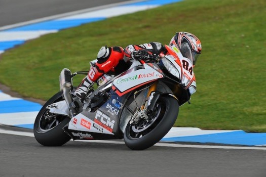 WSBK 2013 Donington: Sykes y Lowes lideran el lluvioso primer día