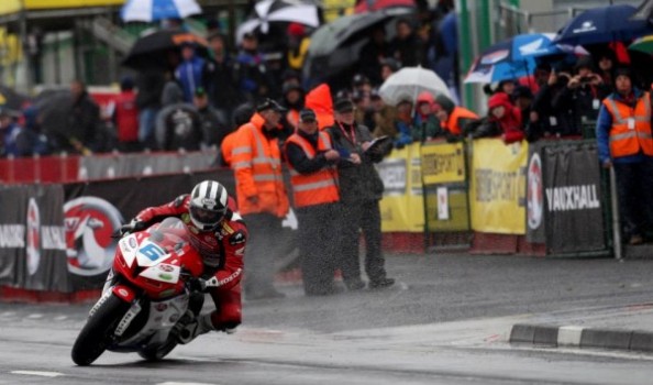 North West 200 2013: Michael Dunlop gana en Supersport, el resto de la jornada, en peligro de suspensión