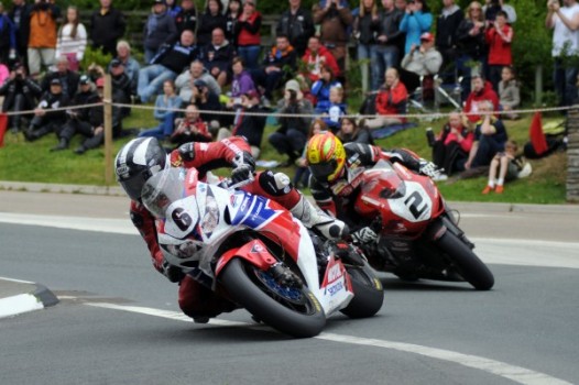 Tourist Tropht 2013: Michael Dunlop vence la carrera de Superbikes. John McGuinness marca un nuevo record