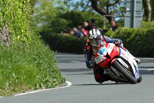 Poker de Michael Dunlop en el TT tras llevarse la segunda carrera de Supersport