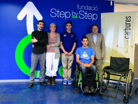 Isaac Viñales entrega a Joan Lascorz el prototipo de una silla de ruedas