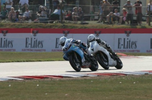 Aleix Aulestia consigue su primera victoria en la Triumph Triple Challenge del BSB en un gran fin de semana en Snetterton