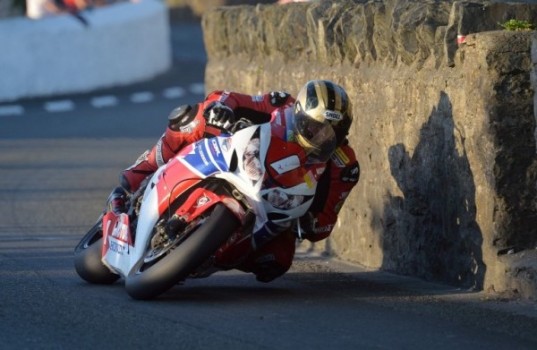 Michael Dunlop repite en la Southern 100 ganando el trofeo Senior