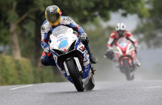 Michael Dunlop y Guy Martin consiguen la pole en el Ulster Gp. Cancelada la Dundrod 150 por la lluvia