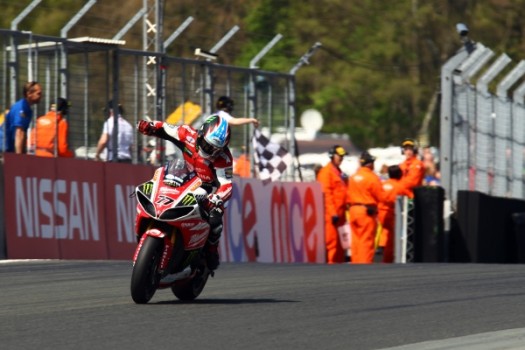 BSB 2013 Oulton Park: James Ellison sorprende a sus rivales y vence la primera carrera