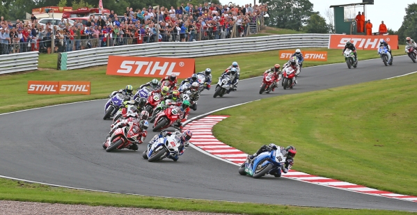 Vídeo: Resúmenes de las carreras del BSB en Oulton Park