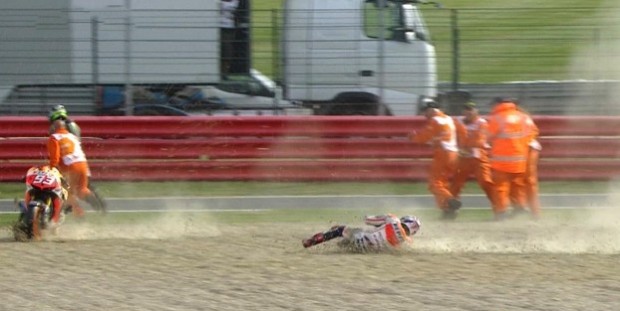 Marc Márquez cae durante el warm up y se lesiona el hombro