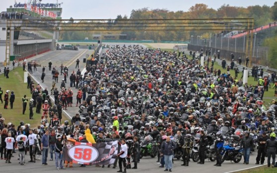 3000 personas rinden homenaje a Marco Simoncelli en Brno