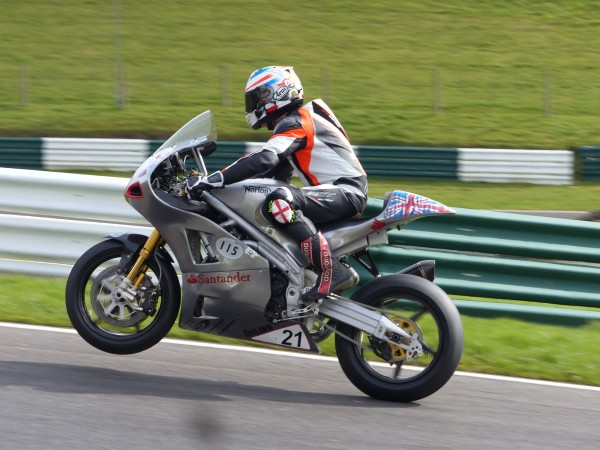 Steve Plater probando la Norton SG3 en Cadwell Park