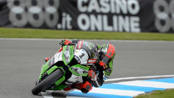 Tom Sykes y Kenan Sofuoglu lideran la primera jornada en Donington Park