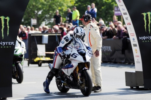 Michael Dunlop, sin piedad en la primera carrera del Tourist Trophy. Bruce Anstey, nuevo record del Circuito