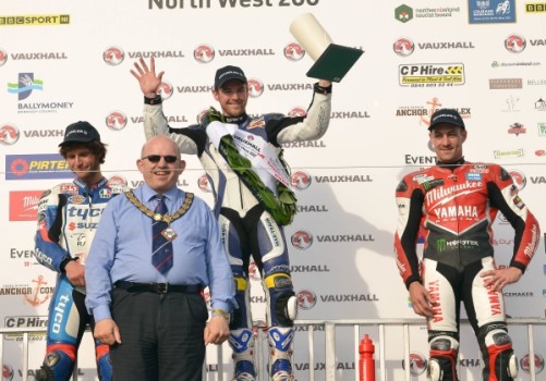 Alastair Seeley consigue el doblete en la primera jornada de la North West 200