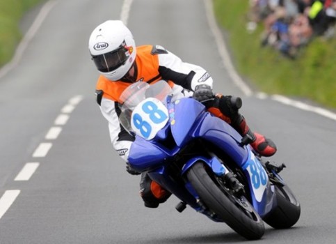 Fallece Bob Price durante la carrera de Supersport en el Tourist Trophy