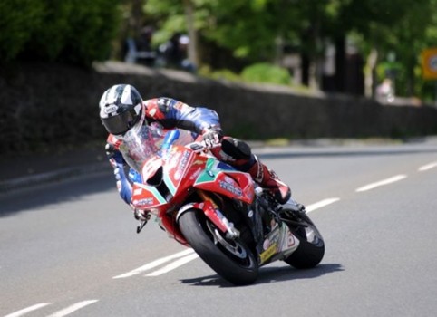 Michael Dunlop consigue su segunda victoria en el TT tras ganar en Superstock