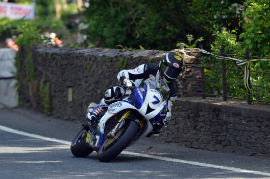 Gary Johnson vence la primera carrera de Supersport en el Tourist Trophy