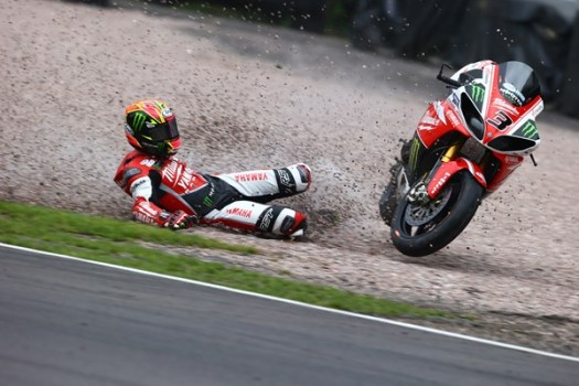 Josh Brookes se repone de una caída y lidera los libres del BSB en Oulton Park