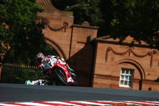 Espectacular remontada de Kiyonari, ganador de la primera carrera del BSB en Oulton Park