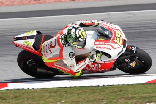 Andrea Iannone, baja en el Gran Premio de Malasia. Dura caída de Pol Espargaró