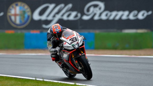 Marco Melandri pasa de las órdenes y gana en Magny Cours