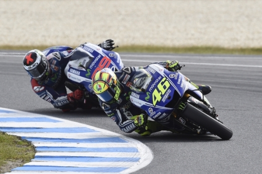 Valentino Rossi celebra su carrera 250 venciendo en Phillip Island